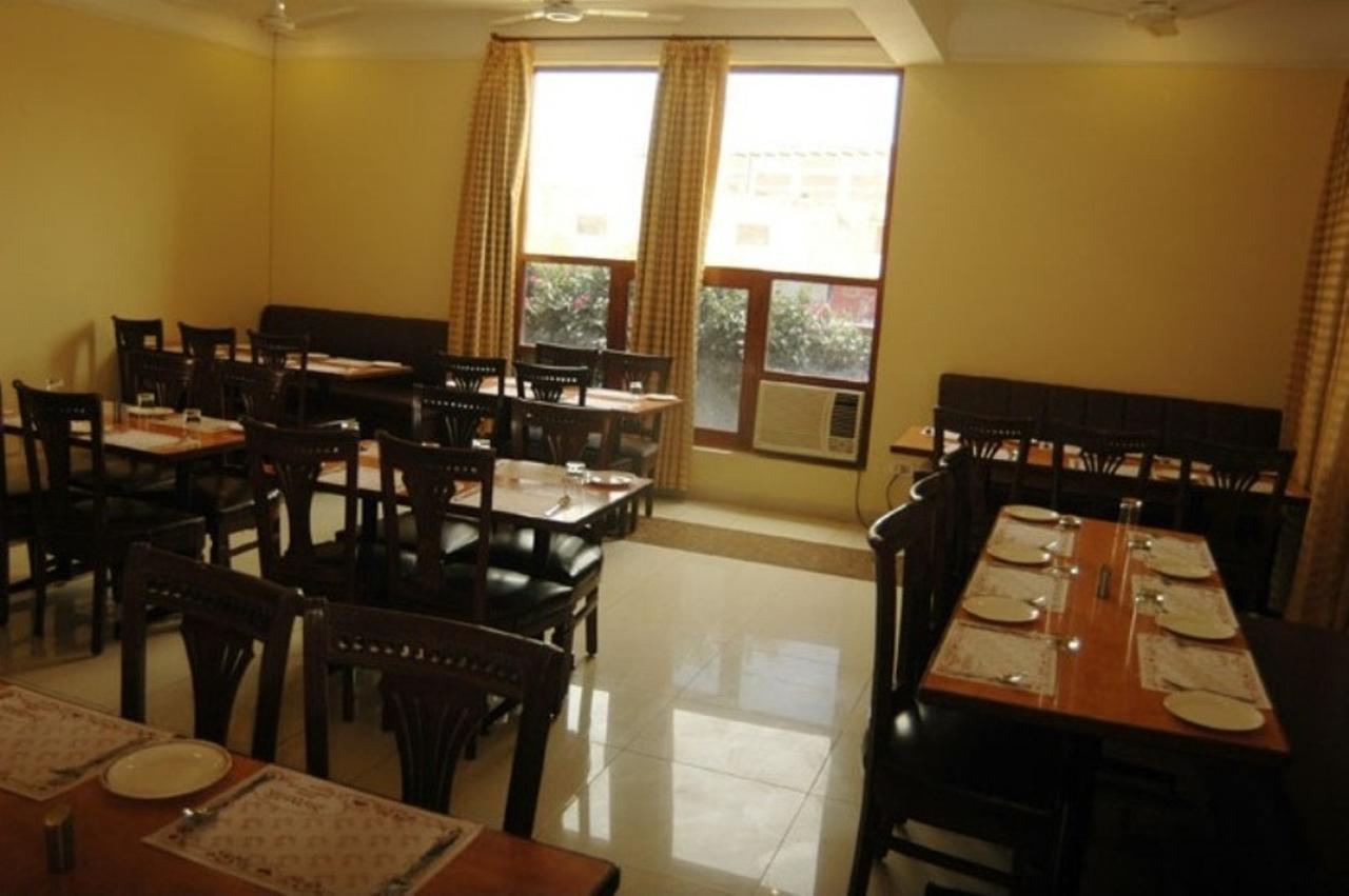 Hotel The Shubham Vrindāvan Buitenkant foto