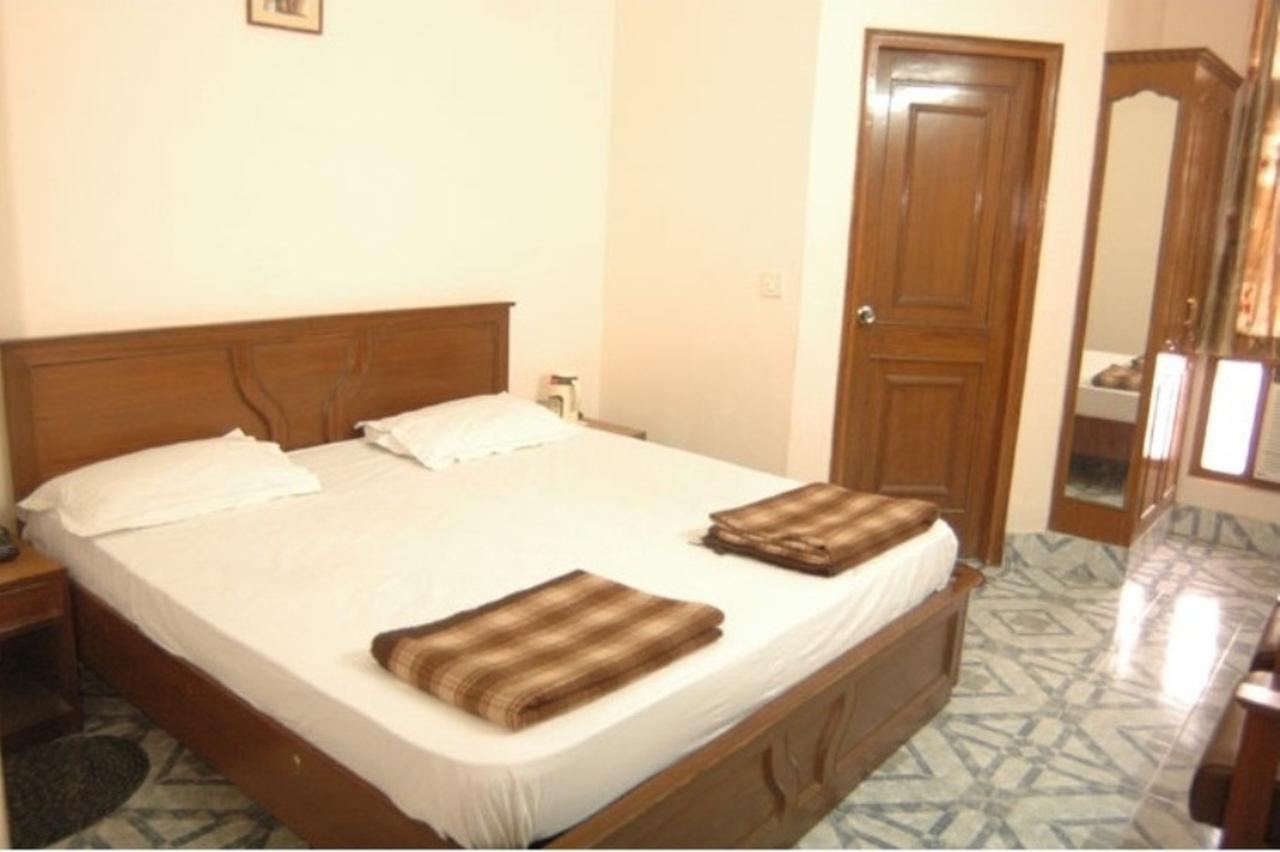 Hotel The Shubham Vrindāvan Buitenkant foto