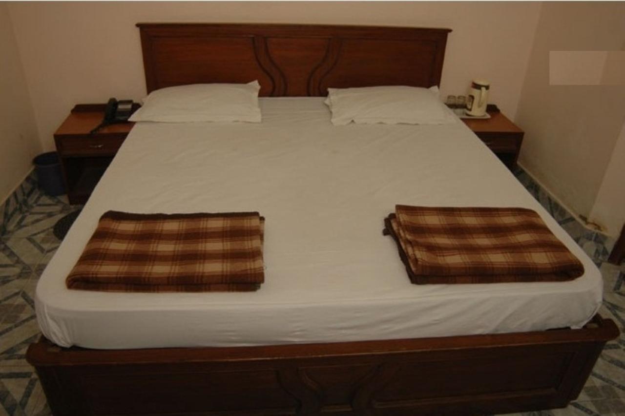 Hotel The Shubham Vrindāvan Buitenkant foto
