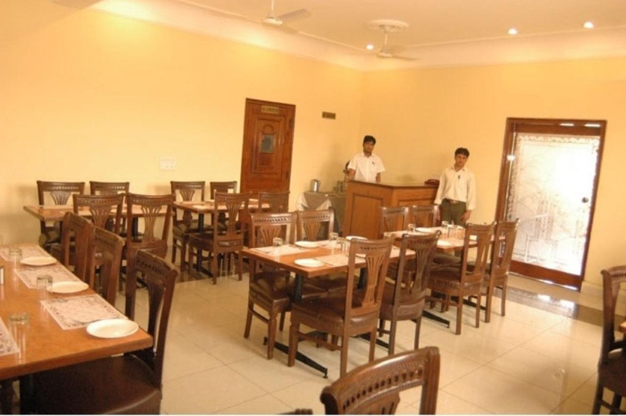 Hotel The Shubham Vrindāvan Buitenkant foto